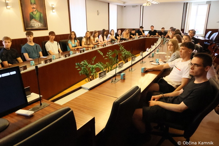 Kamniške dijakinje in dijaki v vlogi občinskih svetnikov na simulaciji odločanja (39)